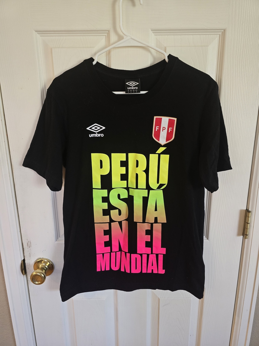 Umbro Black Tee with Neon Green-to-Pink 'Perú Está En El Mundial' Graphic